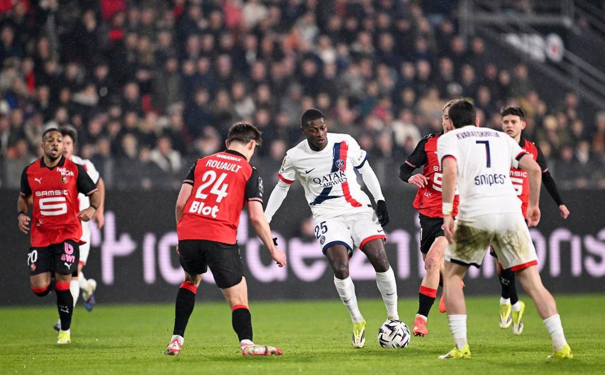 法甲争冠进入白热化：巴黎圣日耳曼七连胜终结，雷恩主场3-1爆冷取胜